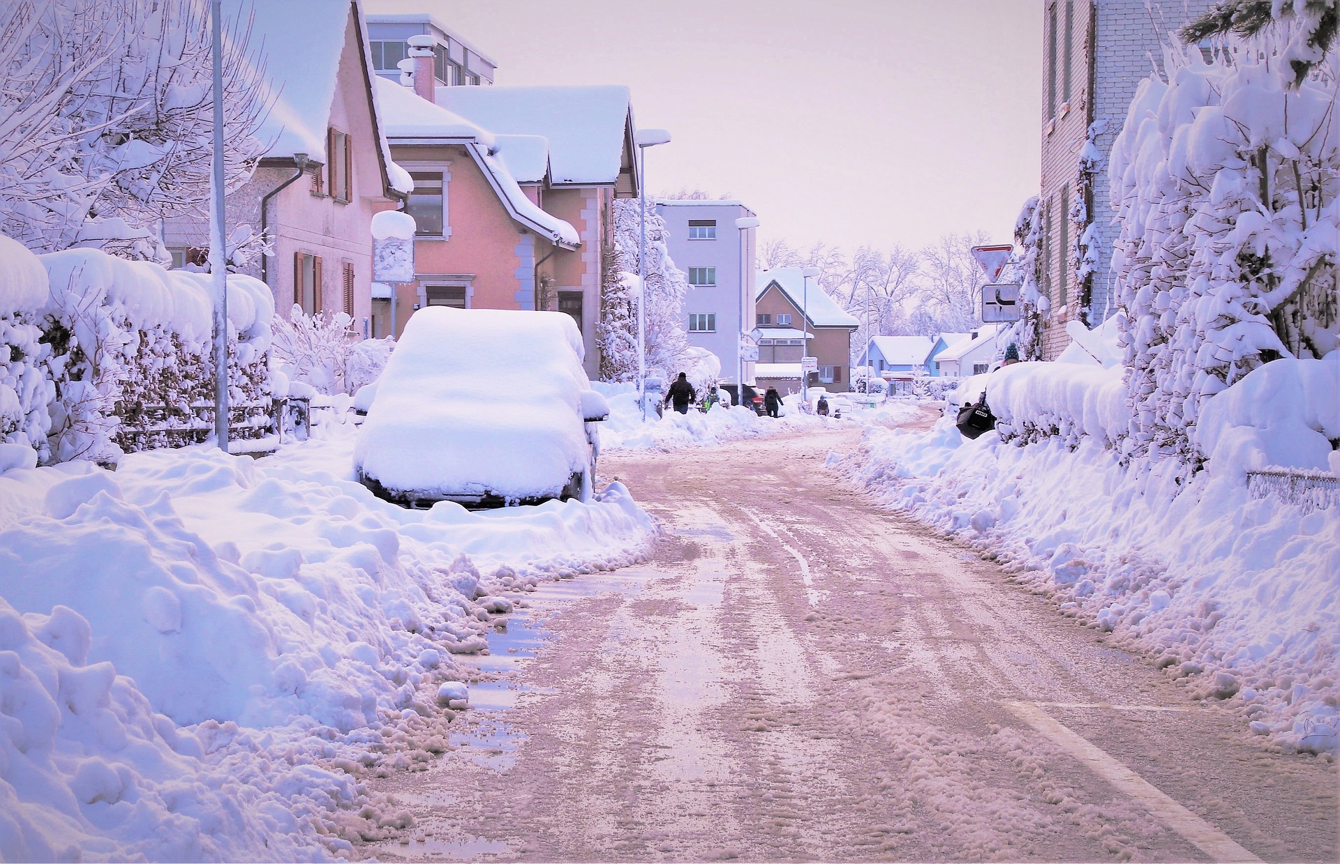 Mokar i težak snijeg otežava čišćenje nogostupa, građani pozvani na oprez u prometu