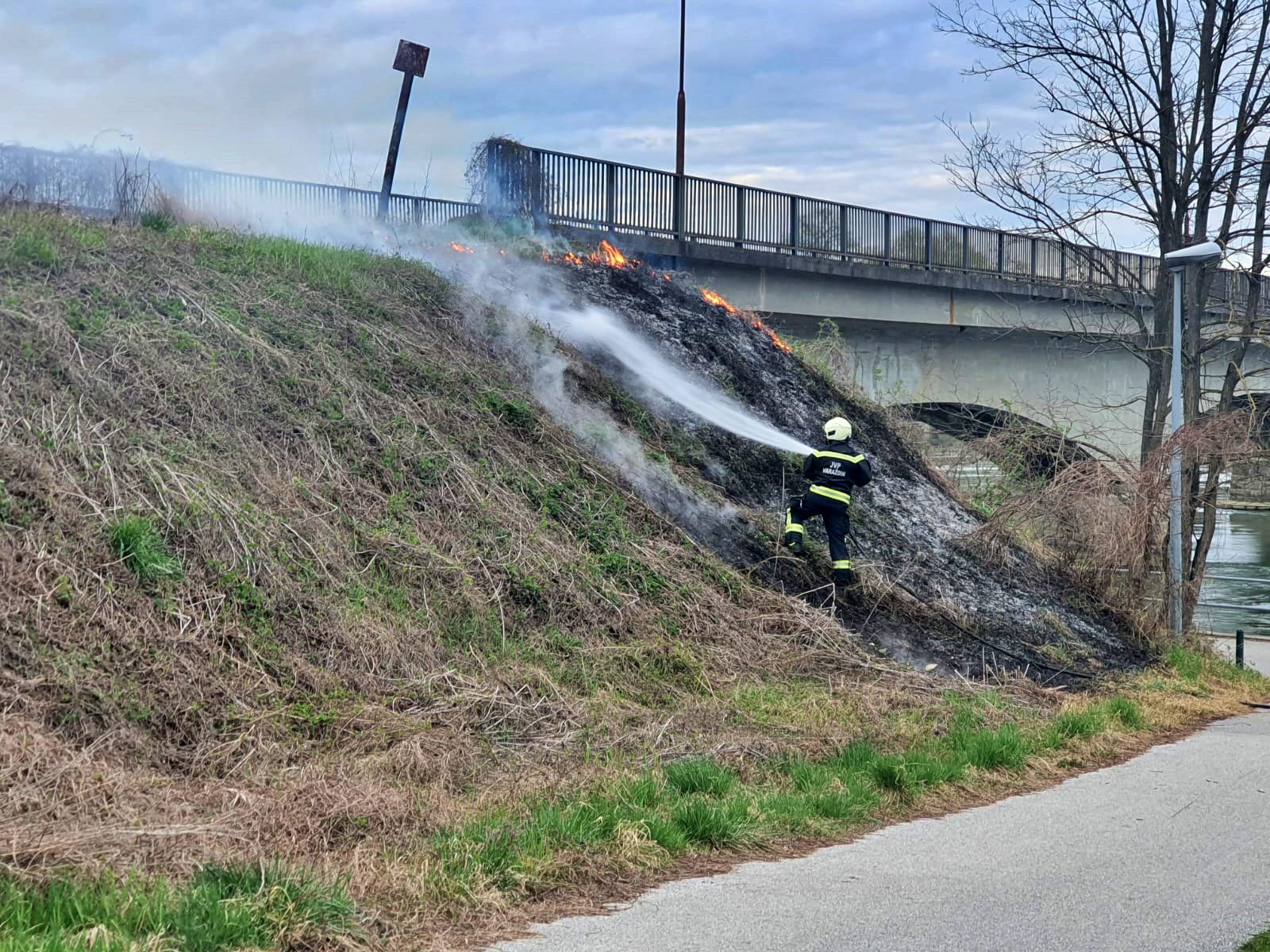 Vatrogasci spriječili veliki požar u Varaždinu uz rijeku Dravu