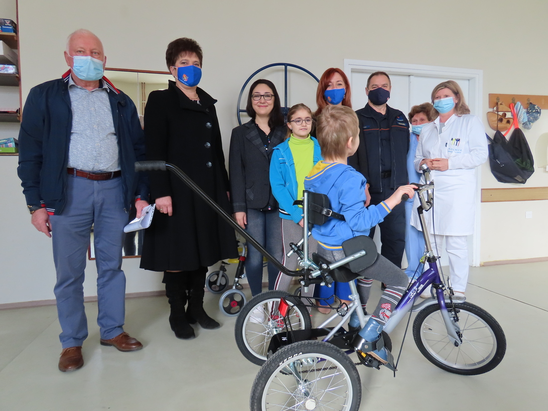 Uručen terapijski tricikl dječaku s teškoćama u razvoju iz Ukrajine