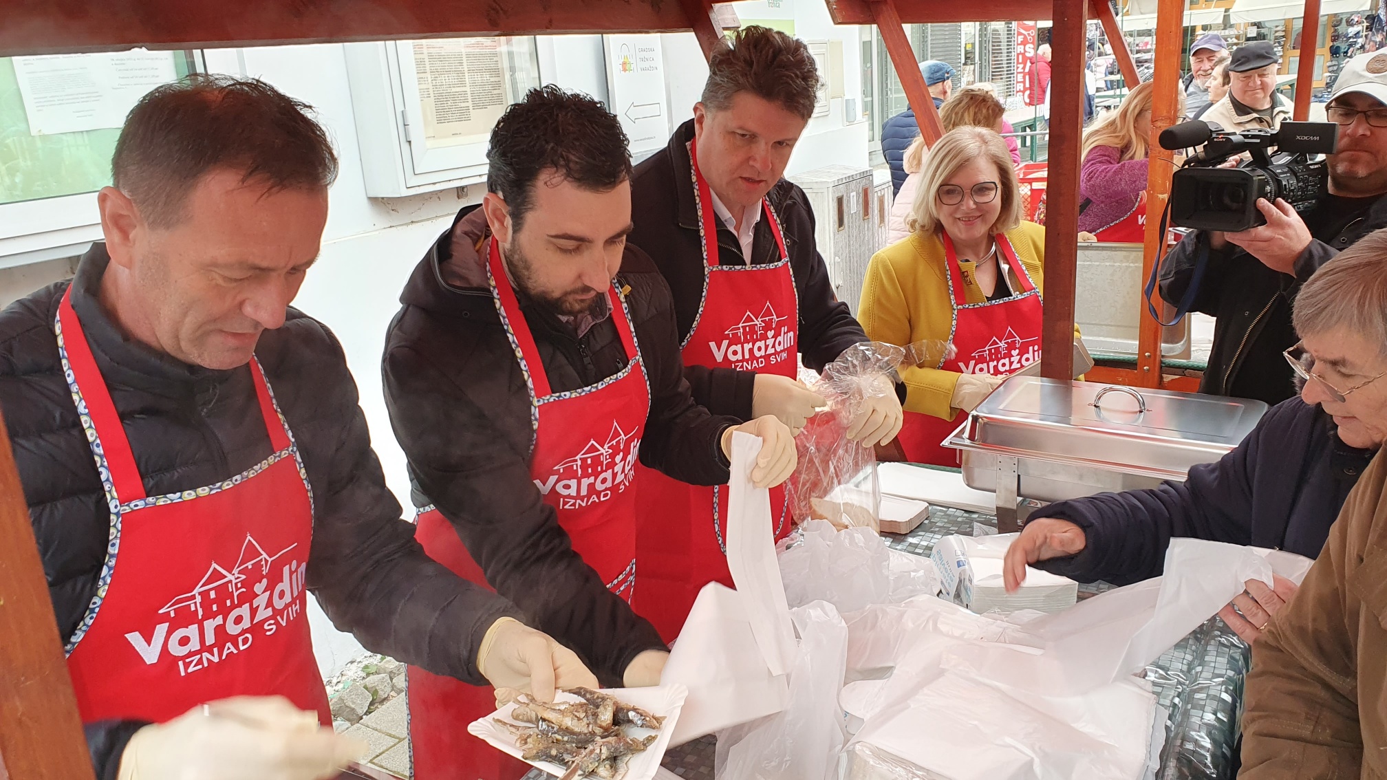 Bosilj i Marković dijelili pečene ribice na placu