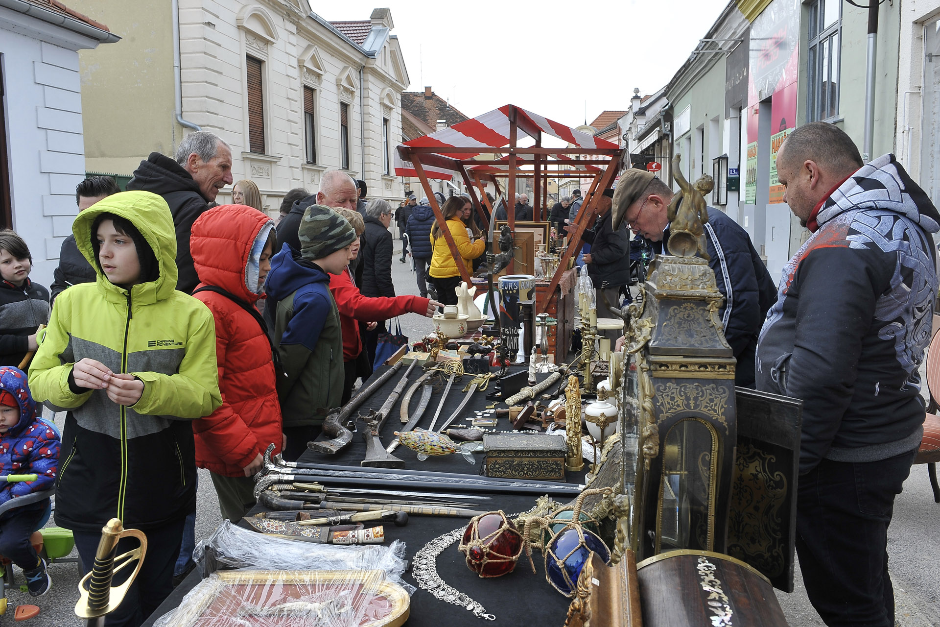 Sajam antikviteta u Šenoinoj okupio brojne ljubitelje starina