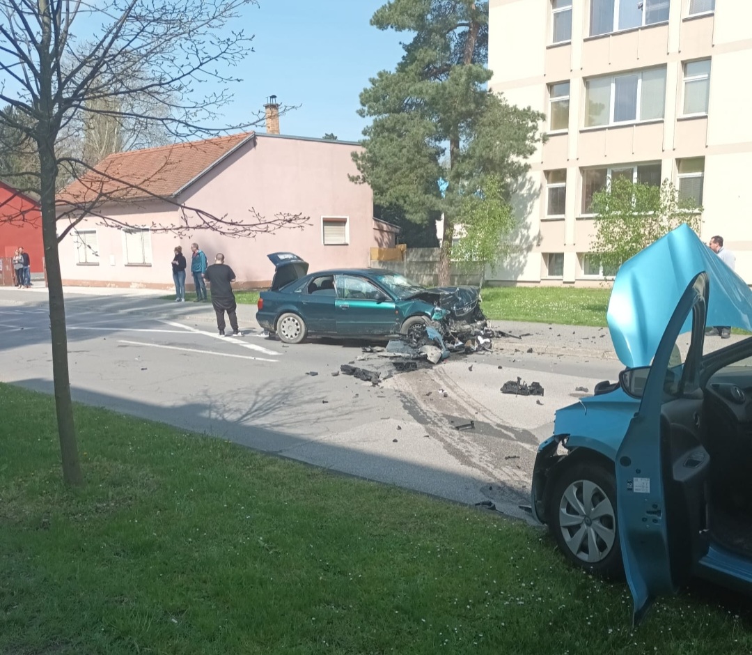 FOTO Težak sudar u Hallerovoj. Troje ozlijeđenih odvezla hitna