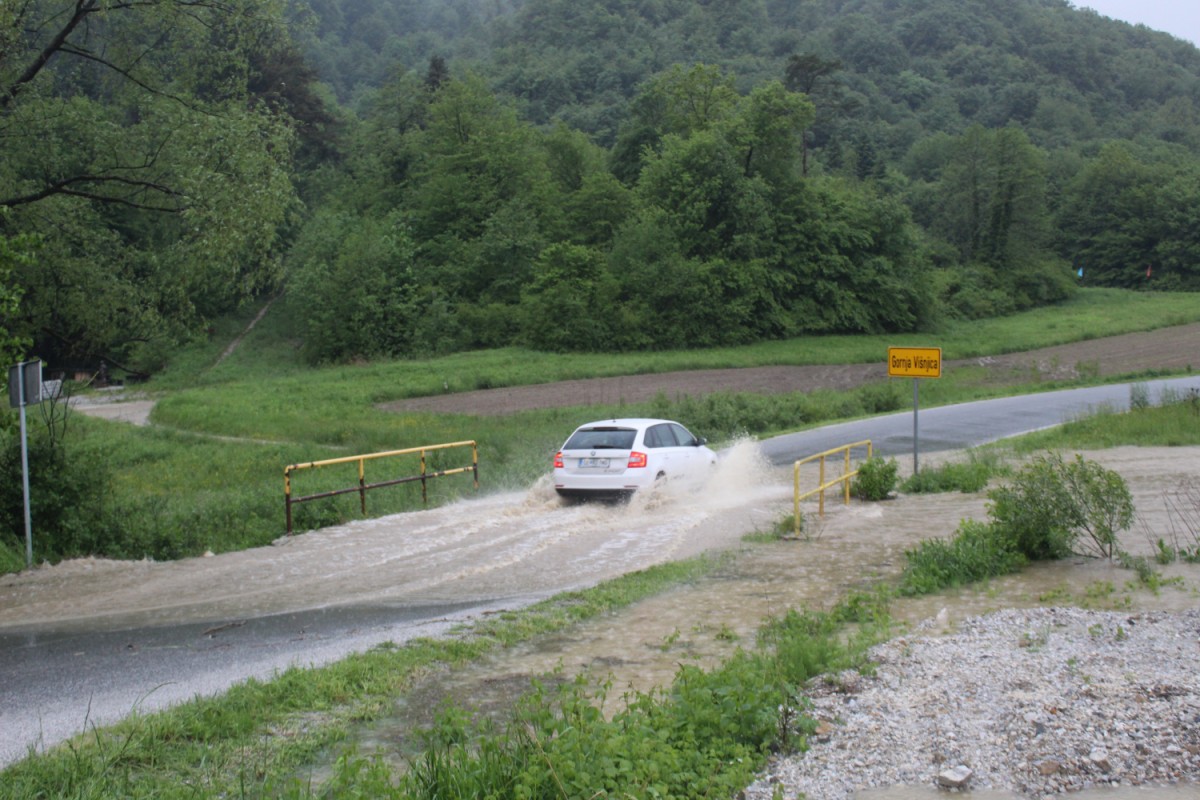 Velika kiša izazvala poplave i odrone diljem Varaždinske županije. U Tužnom evakuacija…