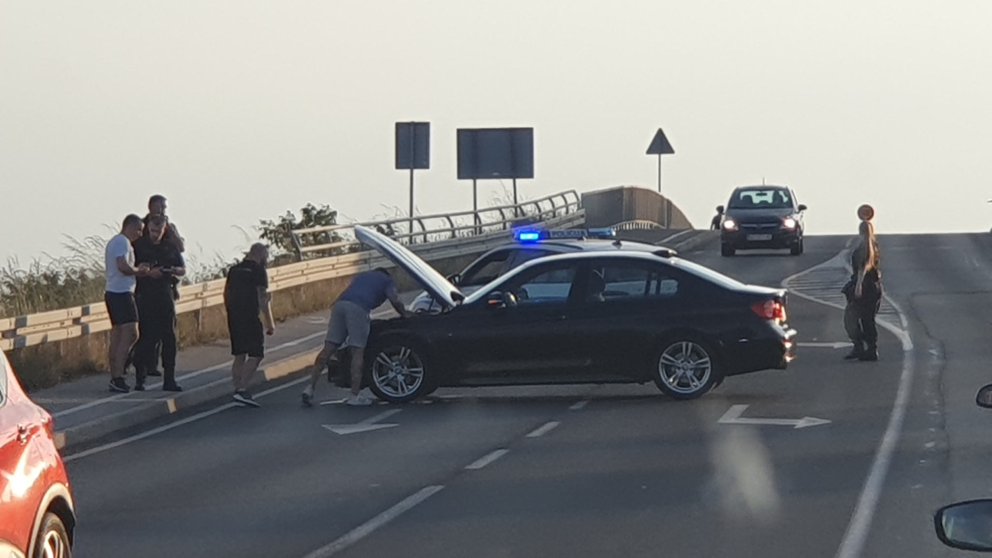 BMW – om zapriječio cestu na nadvožnjaku kod Varteksa