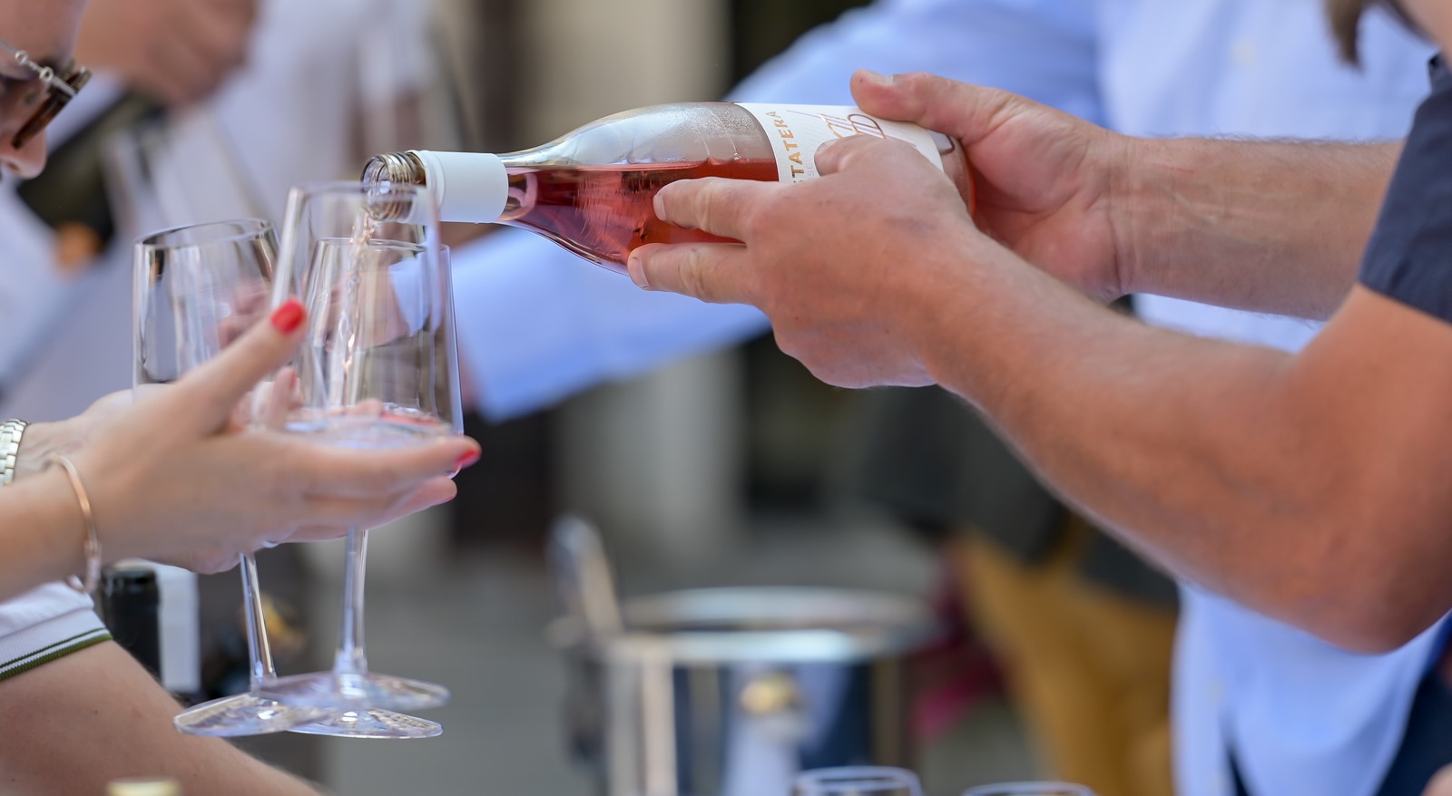 Super trik: Kako ohladiti pivo ili vino za manje od 5 minuta?