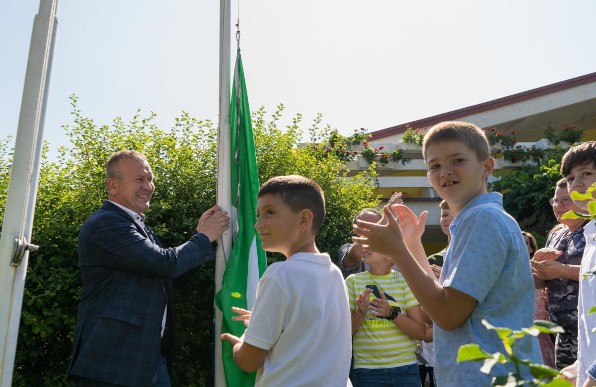 Podizanjem Zelene zastave Osnovna škola Visoko potvrdila je platinasti status međunarodne Ekoškole