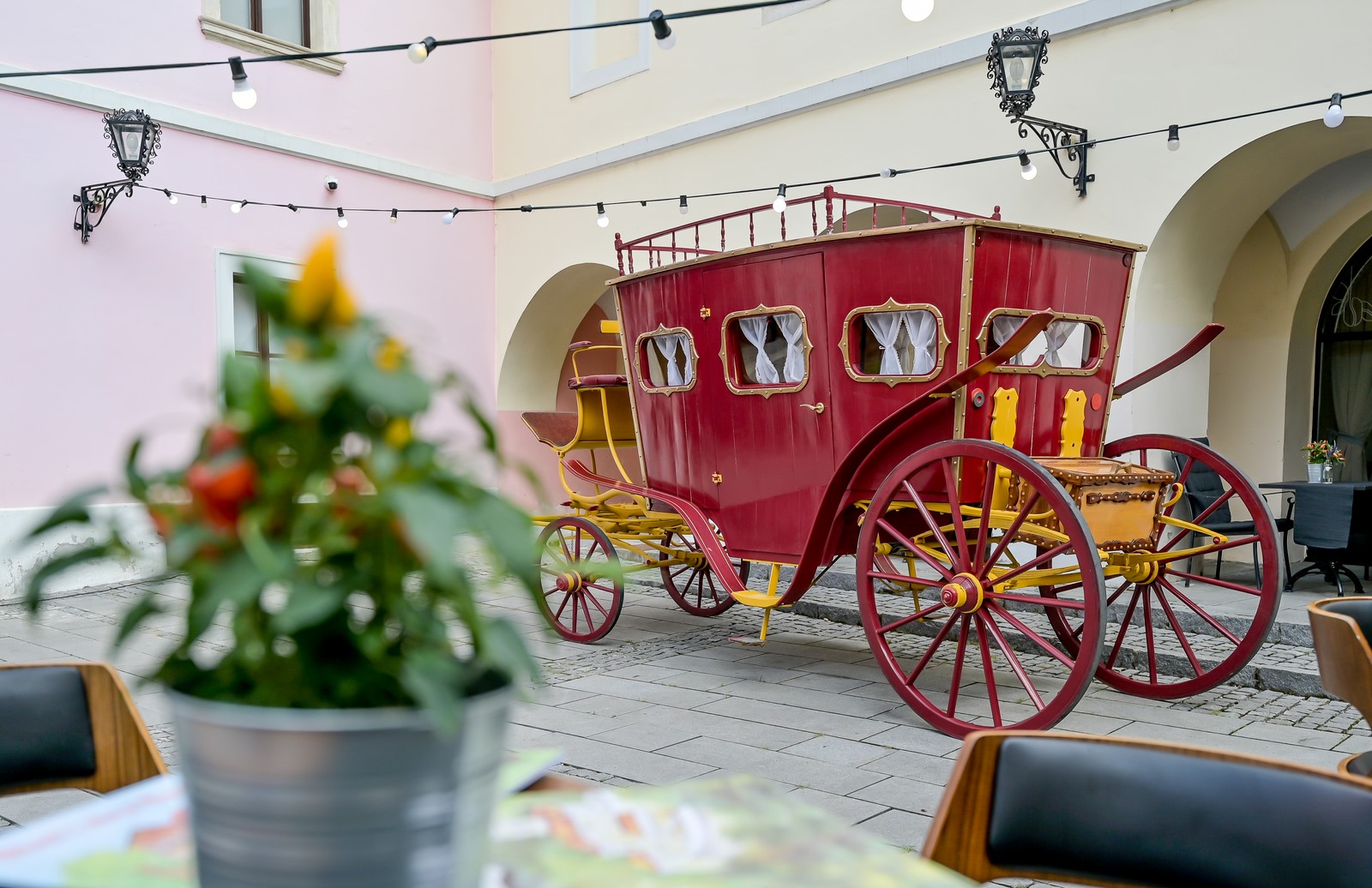 Atrij Županijske palače središte županije s pričom