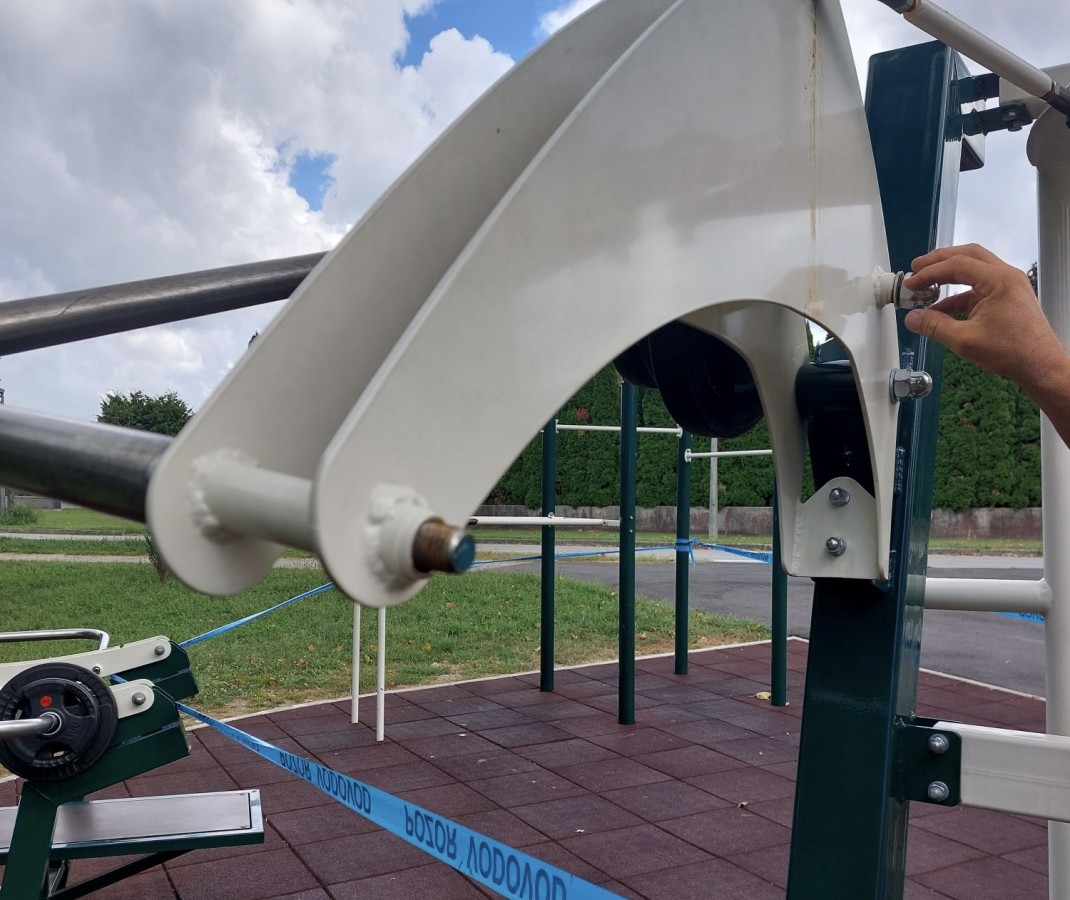 VANDALIZAM U IVANCU „Majstori“ skinuli matice sa sprava u novom parku i doveli djecu u opasnost