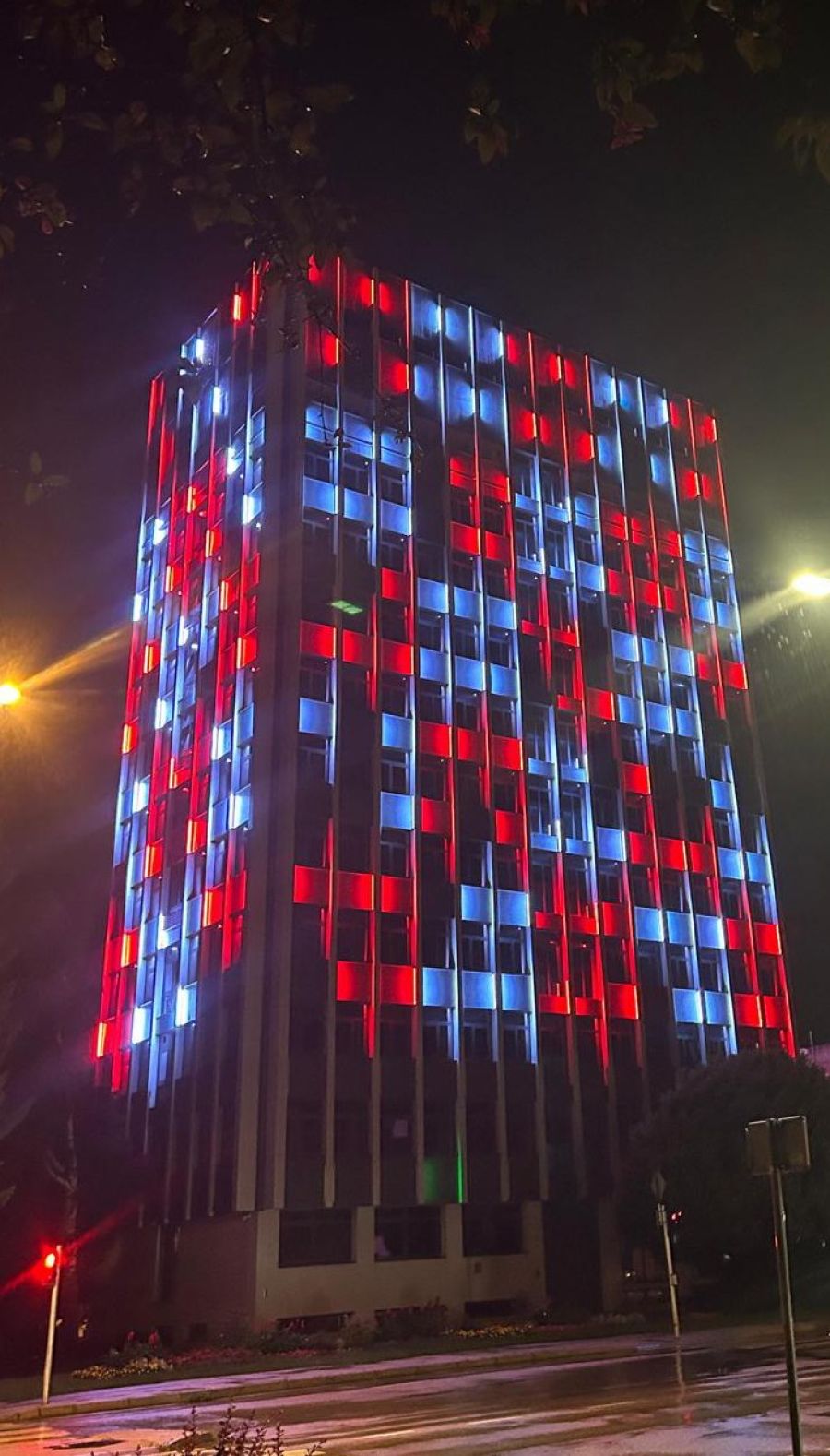 Vodotoranj u Varaždinu u čast Dana pobjede i dana domovinske zahvalnosti u crveno-bijeloj boji