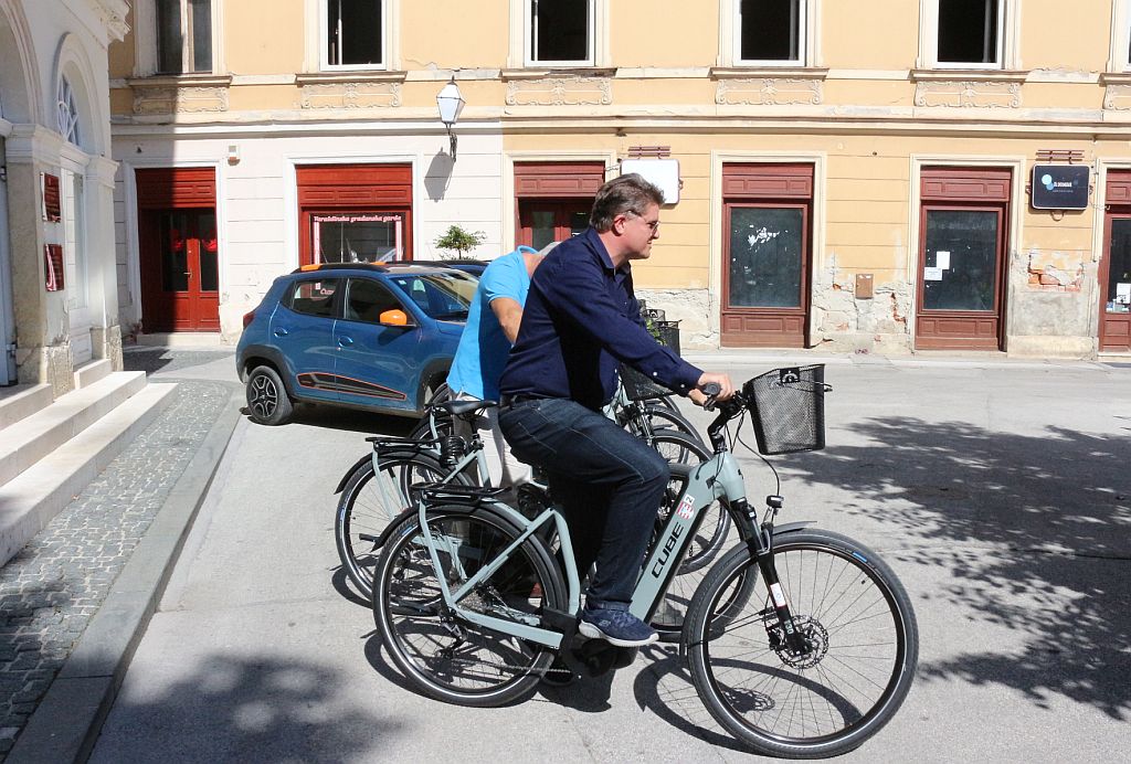 Predstavljeni električni automobili i bicikli Gradske uprave
