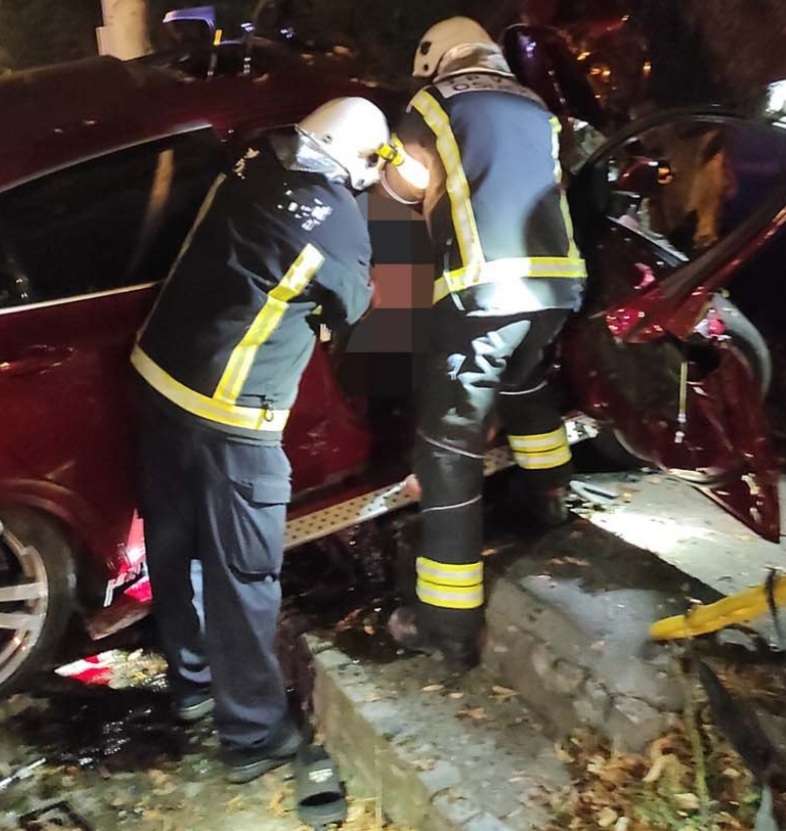Autom sletio u stup: Vozač poginuo, 4 ozlijeđenih u bolnici!