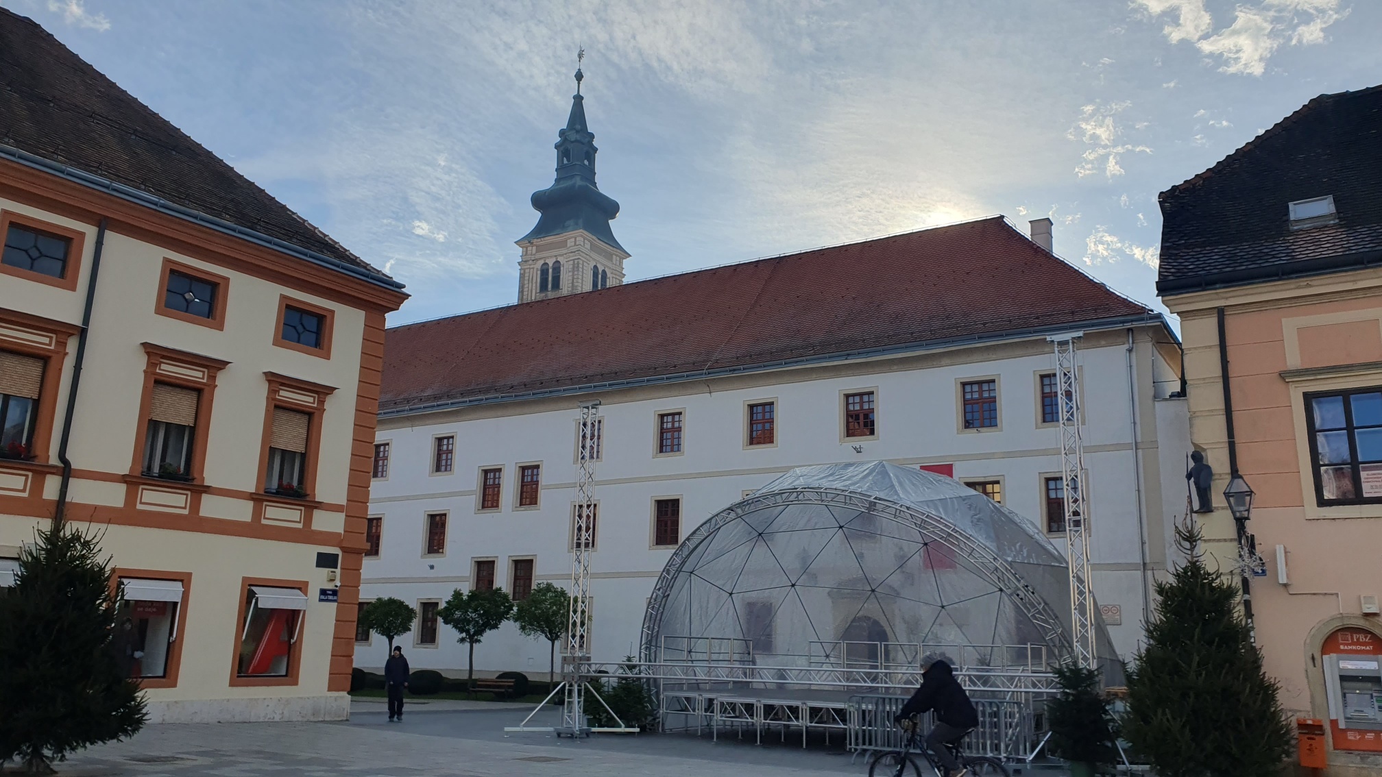 Pali se prva adventska svijeća