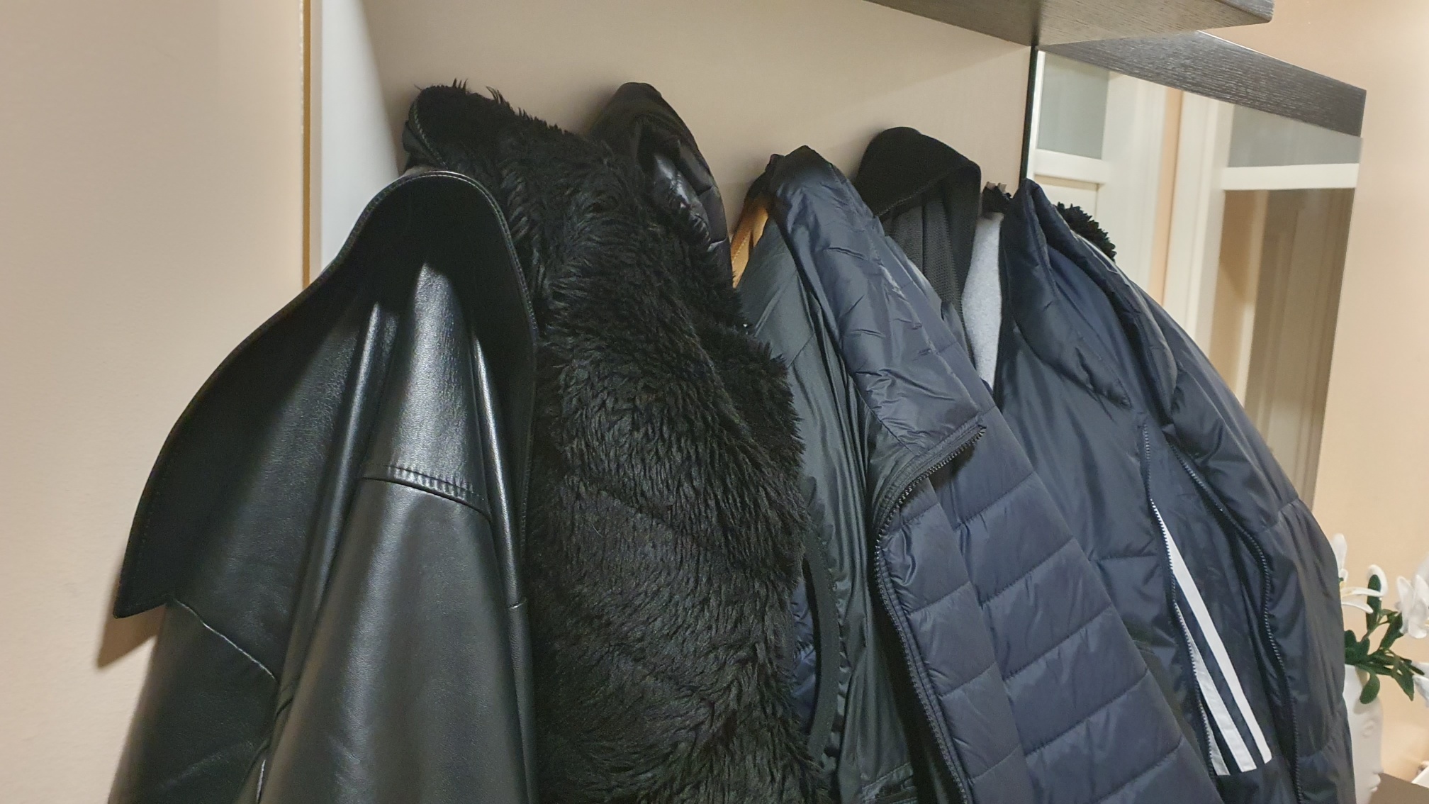 Dečko se smrzavao na ulici. Razlog je bizaran