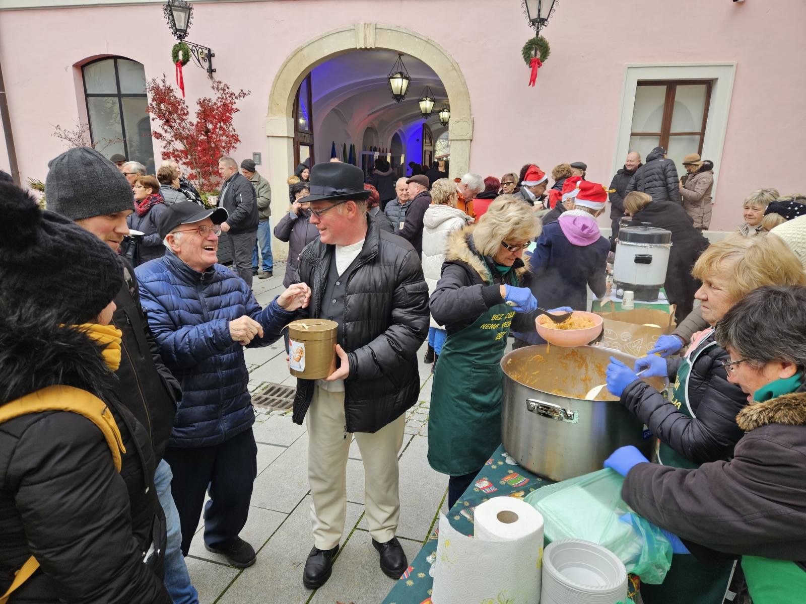 Treći adventski vikend u atriju Županijske palače; humanitarna podjela sarme i izložba tradicijskih igračaka