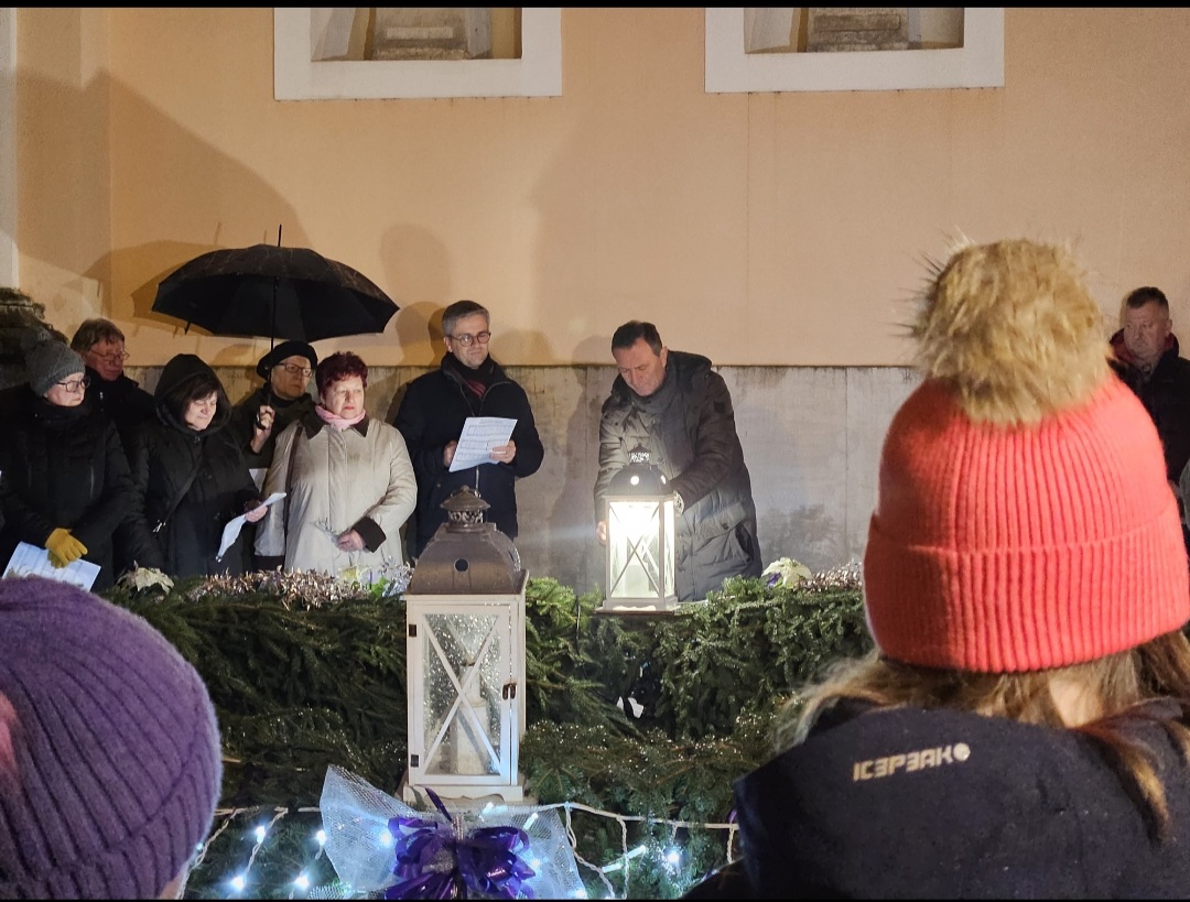 Upaljena prva adventska svijeća