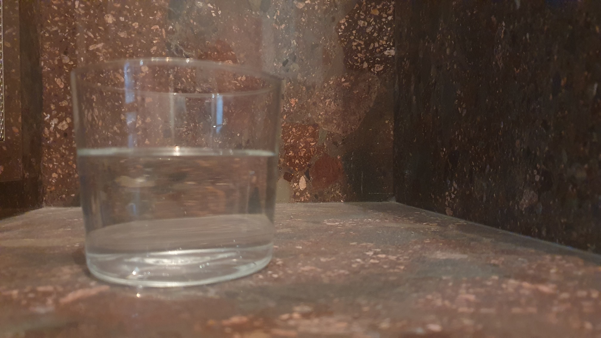 Koliko je zapravo štetno piti vodu koja je stajala tijekom noći?