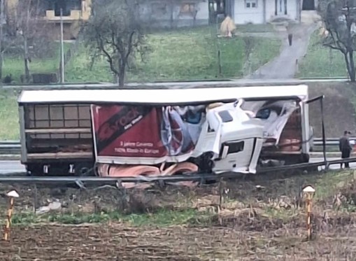 Dva kamiona sudarila se na autocesti između Krapine i Začretja. Curi nafta…