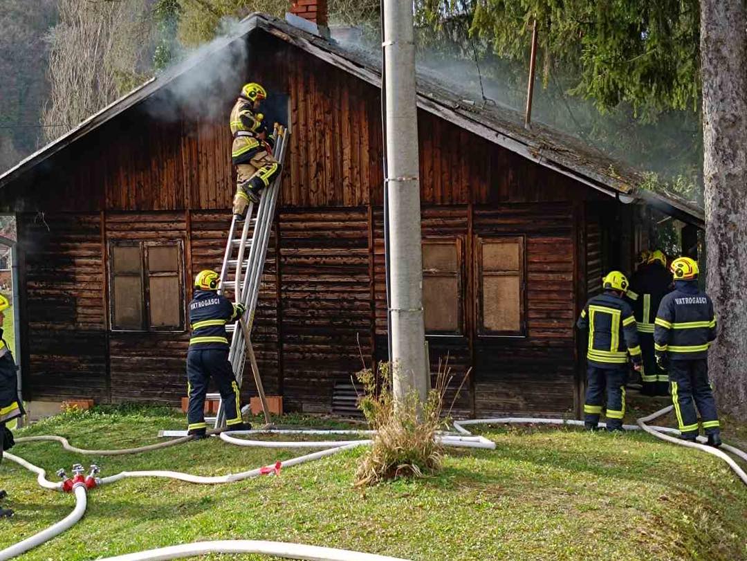 Djedica pekao roštilj pa zapalio kuću