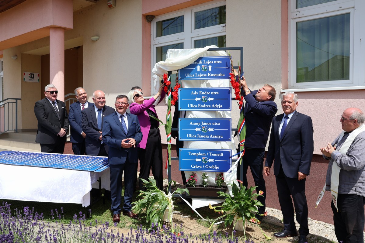 U mađarskoj Pustari, u suradnji s Međimurskom županijom postavljene dvojezične ploče