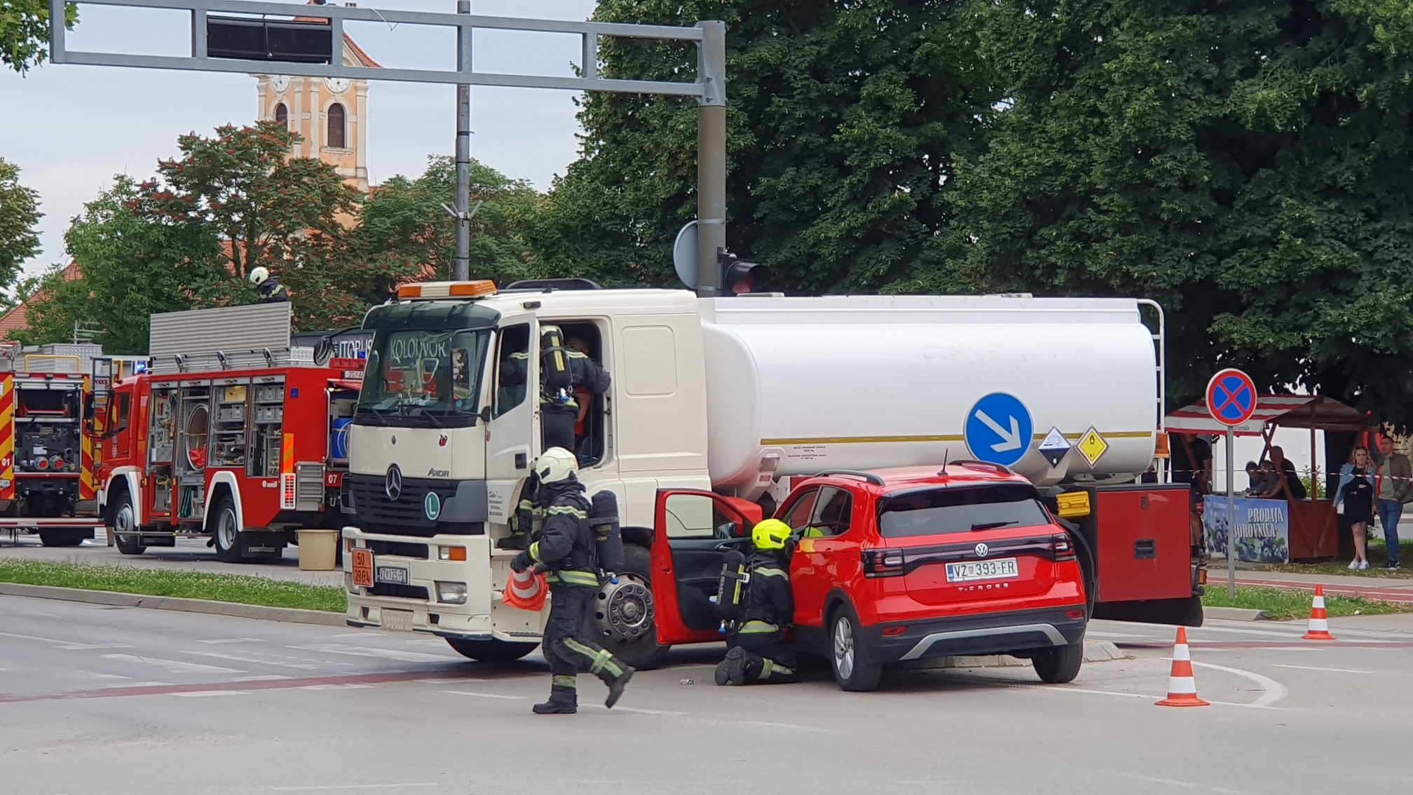Uletio u “škare”, auto se okrenuo na cesti…