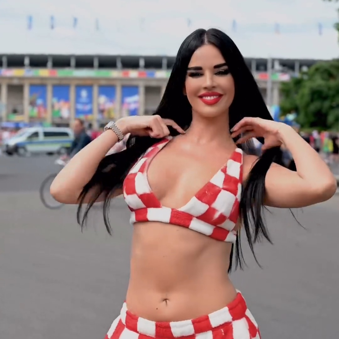 NAJZGODNIJA NAVIJAČICA Ivana u vrućem izdanju ispred stadiona u Berlinu