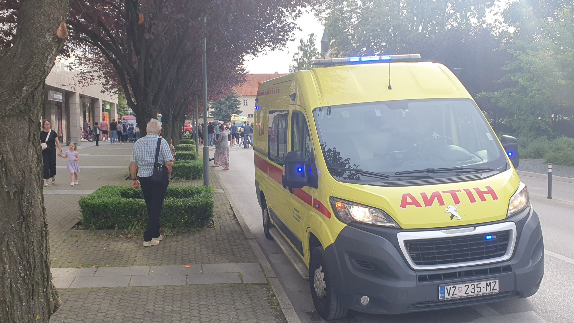 Zabio se u auto ispred sebe. 66 – godišnja suvozačica završila u bolnici
