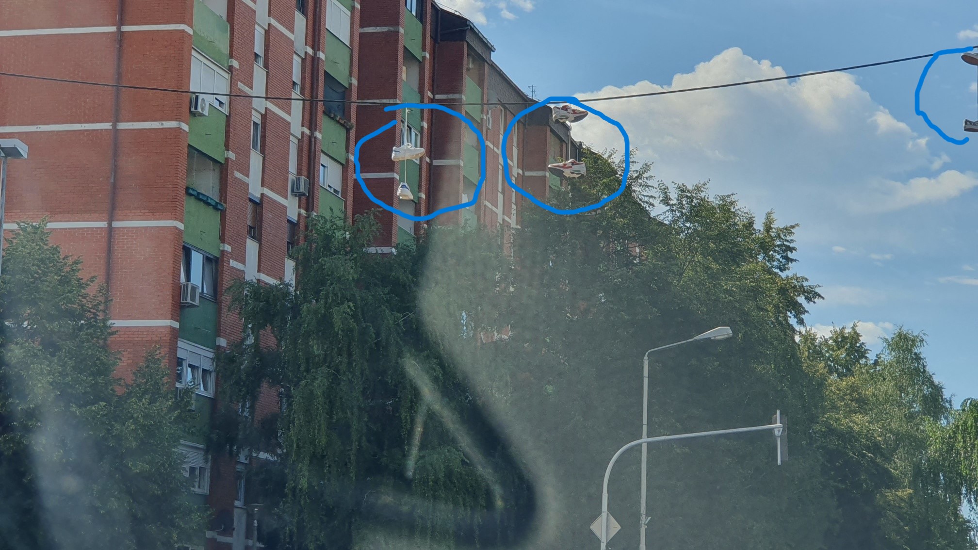 TKO IH JE OBJESIO?! Na eletričnom kablu u središtu Varaždina visi 3 para tenisica