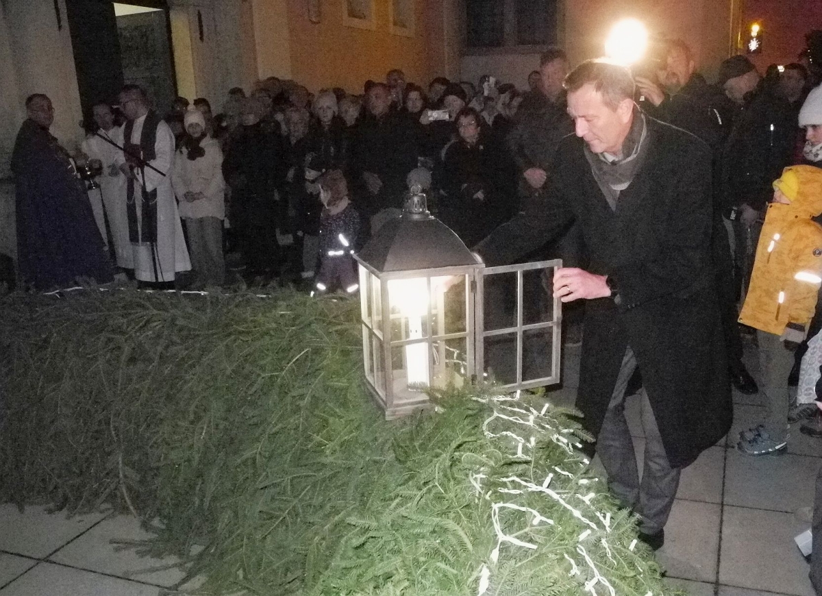 Bosilj upalio prvu adventsku svijeću