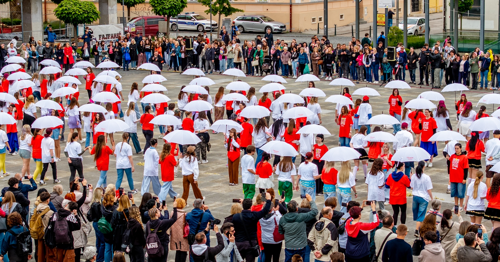 I kiša je stala pred Quadrillom: 582 maturanta proslavila kraj školovanja na Kapucinskom trgu