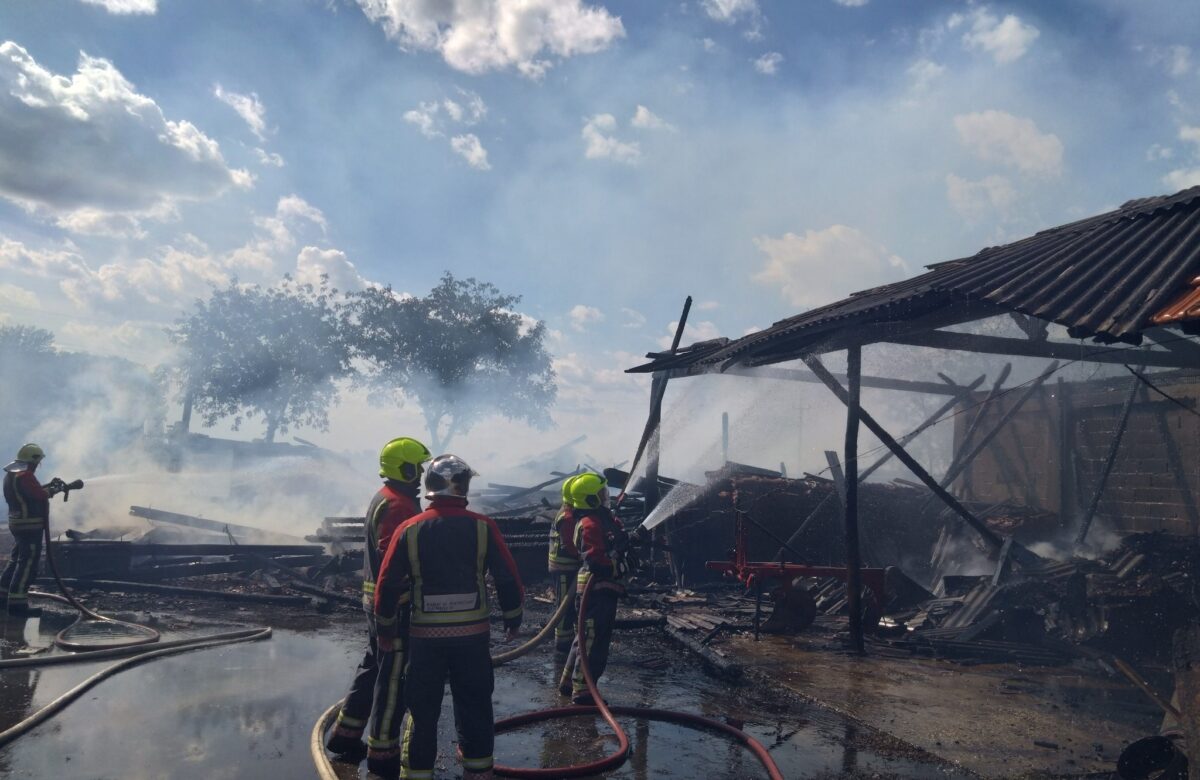 U velikom požaru izgorio kukuružnjak, traktor i ostali strojevi