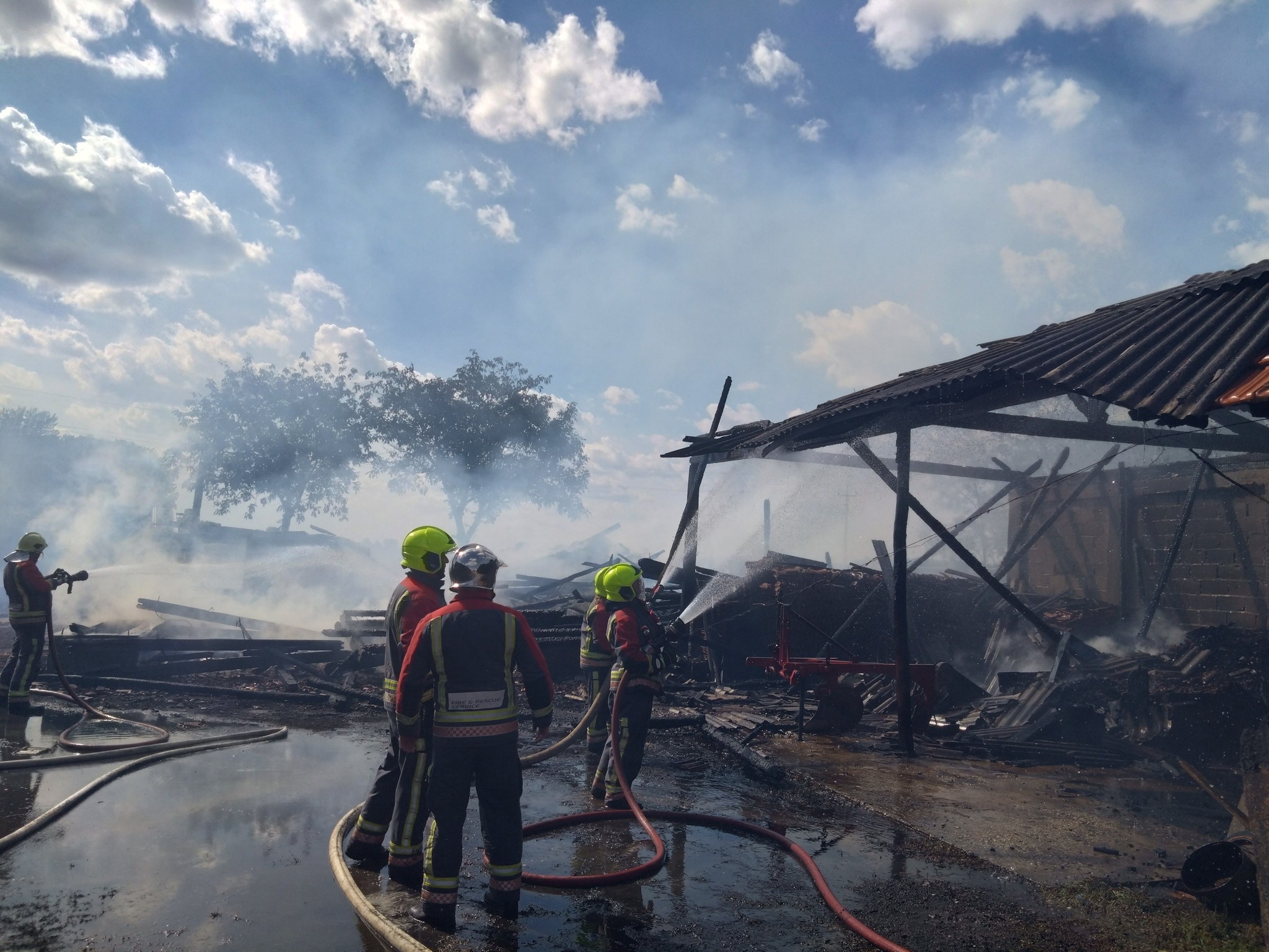 U velikom požaru izgorio kukuružnjak, traktor i ostali strojevi