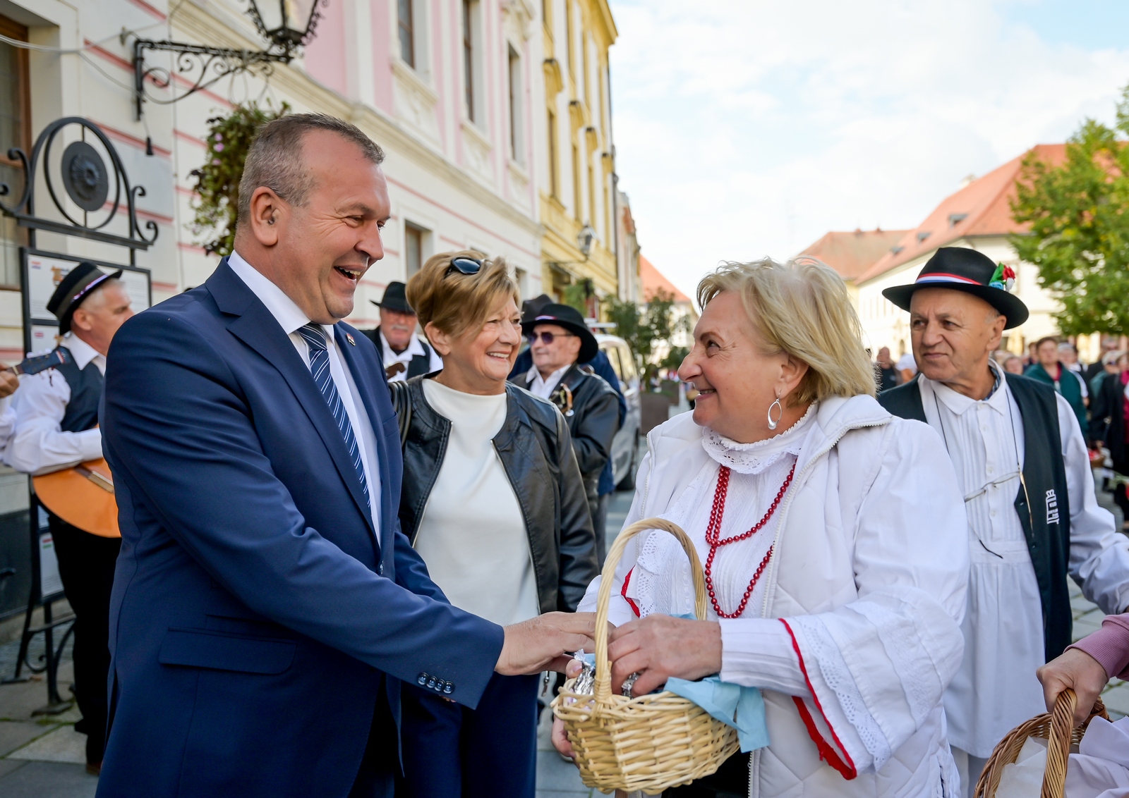 Više od 500 umirovljenika pjesmom i veseljem obilježilo Međunarodni dan starijih osoba  