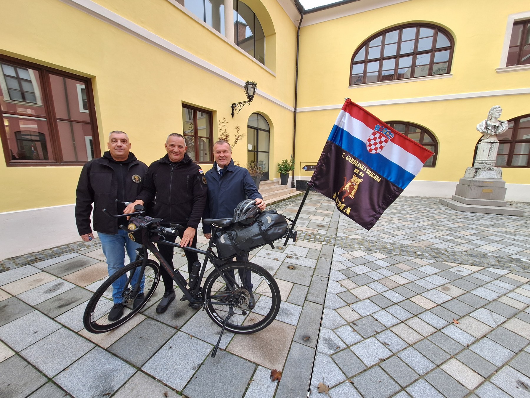 Već tradicionalno Ivica Nerer krenuo biciklom put Vukovara odajući počast svim žrtvama vukovarske tragedije