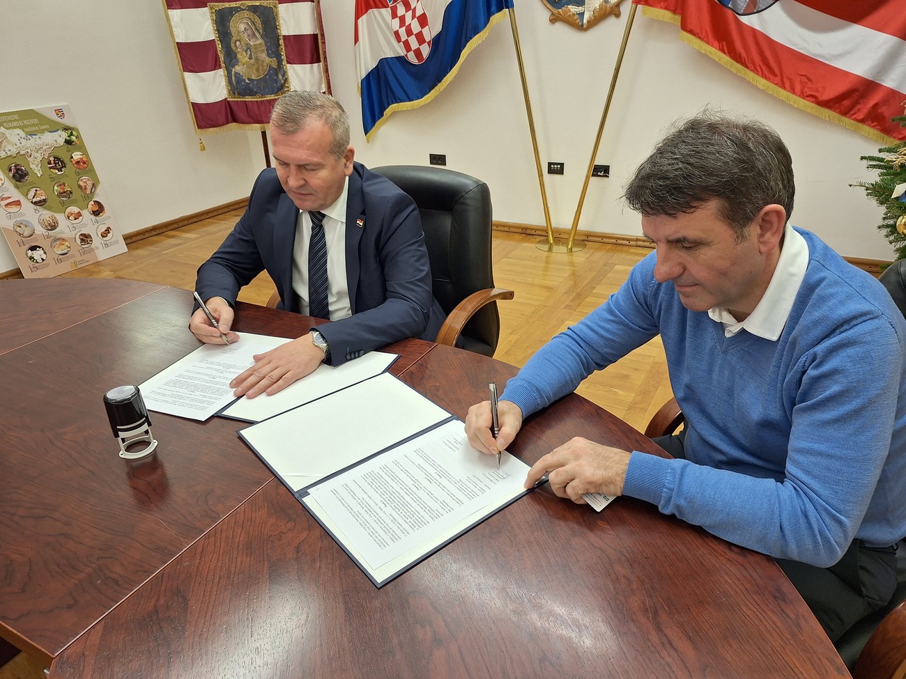 Župan Stričak i gradonačelnik Lepoglave Šoštarić potpisali ugovor o darovanju nekretnine za izgradnju gradske tržnice
