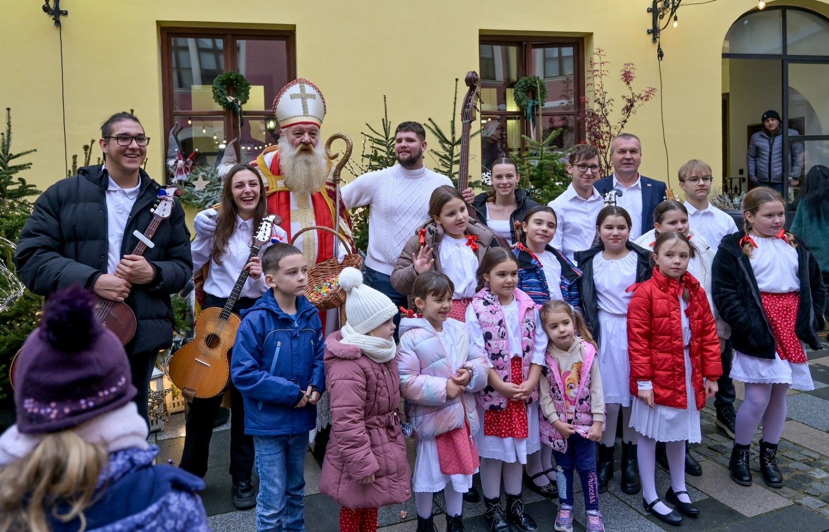 “Advent s pričom“ u atriju Županijske palače: Pjesma, mirisi domaćih kolača i dolazak Svetog Nikole