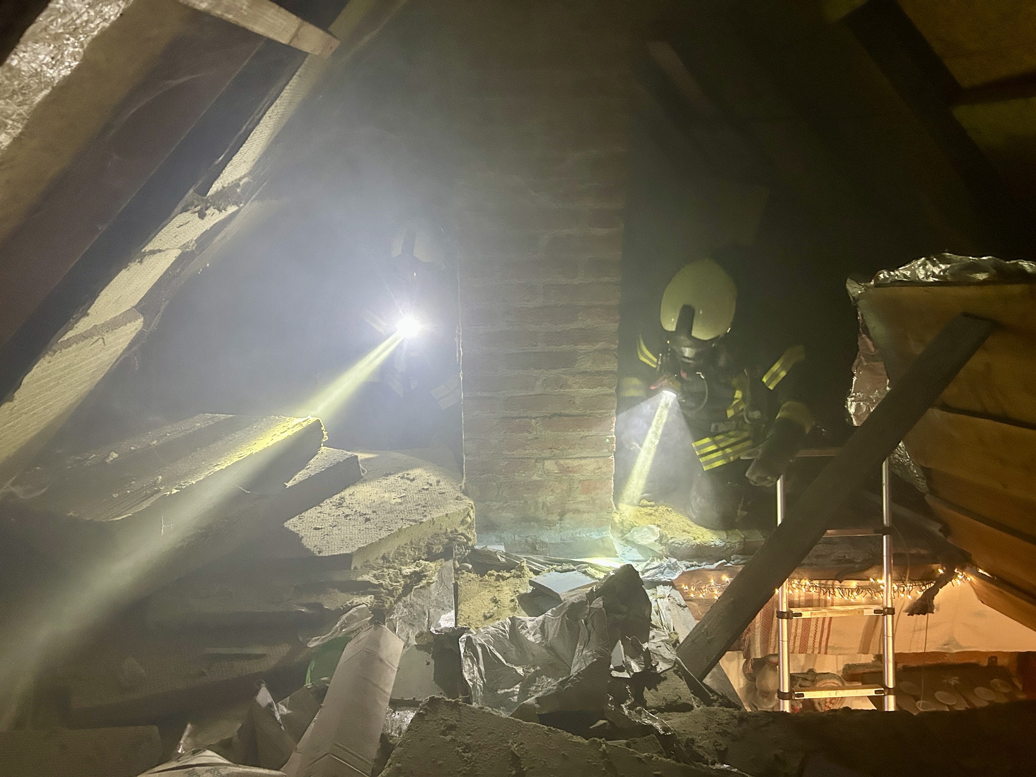 Vatra zahvatila grede na kući. Na teren izišlo 7 vatrogasaca…