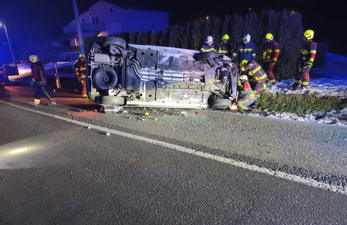 Auto se prevrnuo u Donjem Makojišču. Vatrogasci odmah reagirali