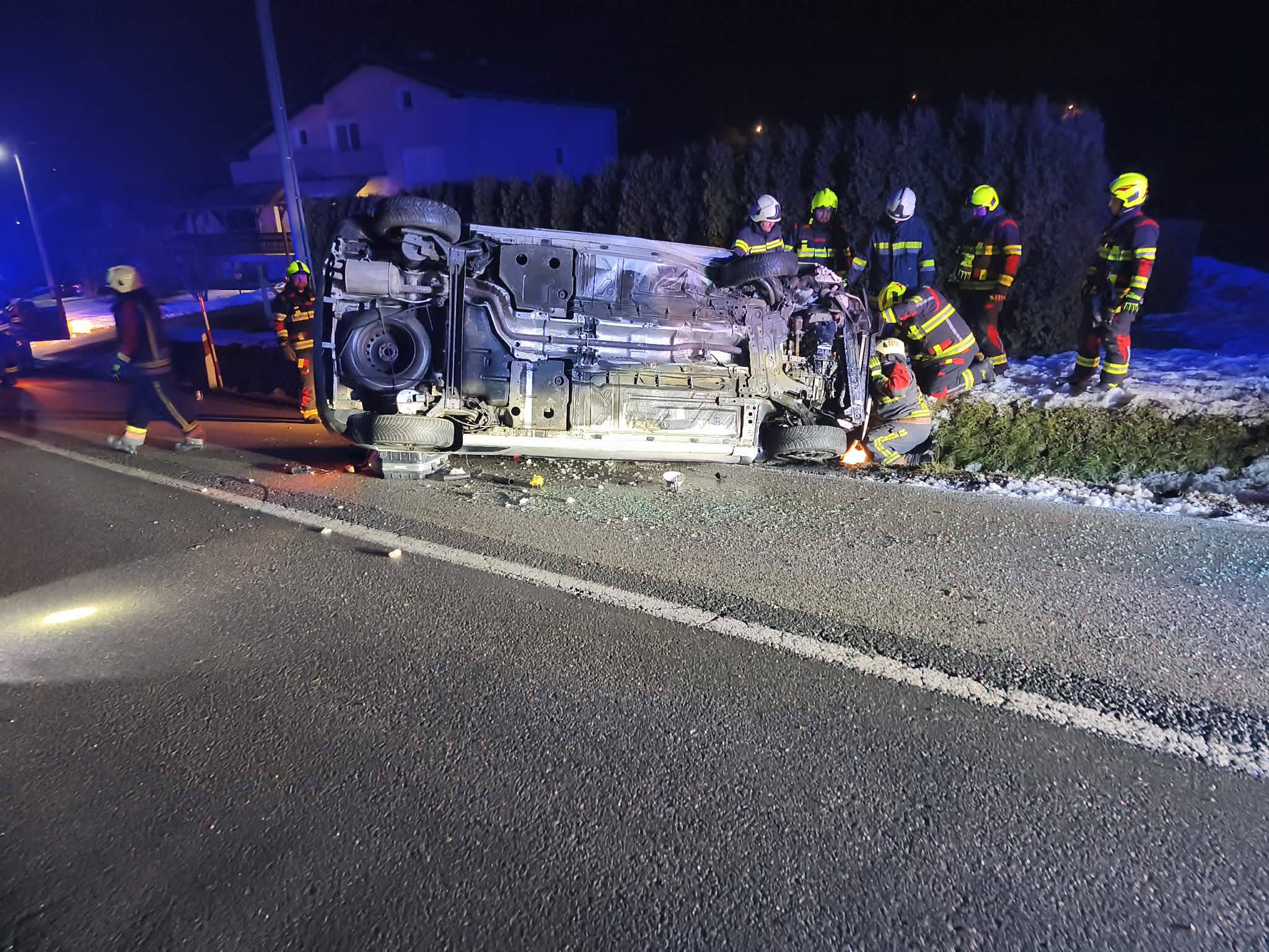 Auto se prevrnuo u Donjem Makojišču. Vatrogasci odmah reagirali