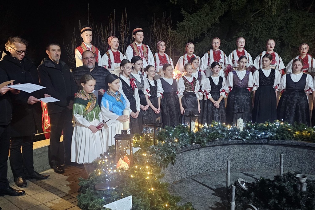 ADVENT V MAROFU Upaljena 2. adventska svijeća i proslavljena 45. godišnjica KUD- a Novi Marof
