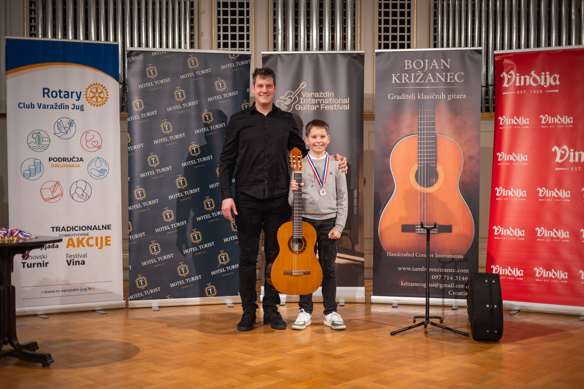 Bojan Križanec darovao gitaru mladom talentu na Varaždin International Guitar Festivalu