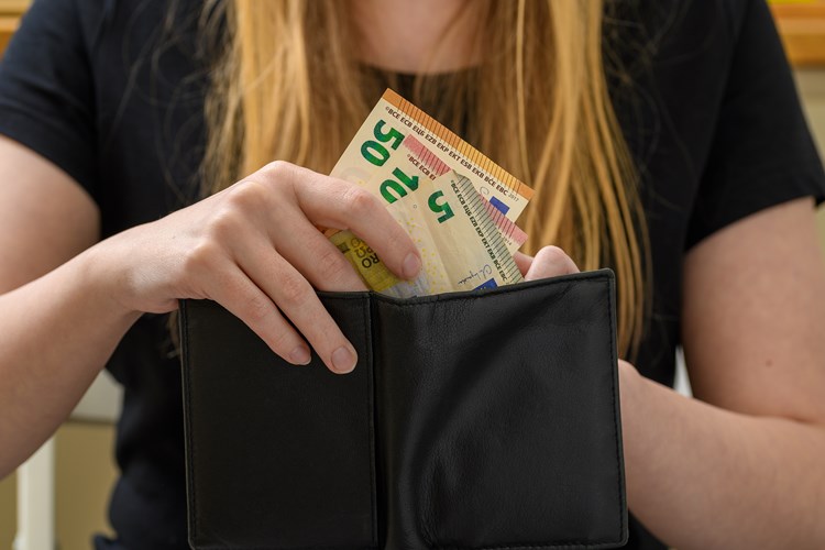 Prosječna mjesečna neto plaća za prosinac 2025. iznosila 1 494 eura