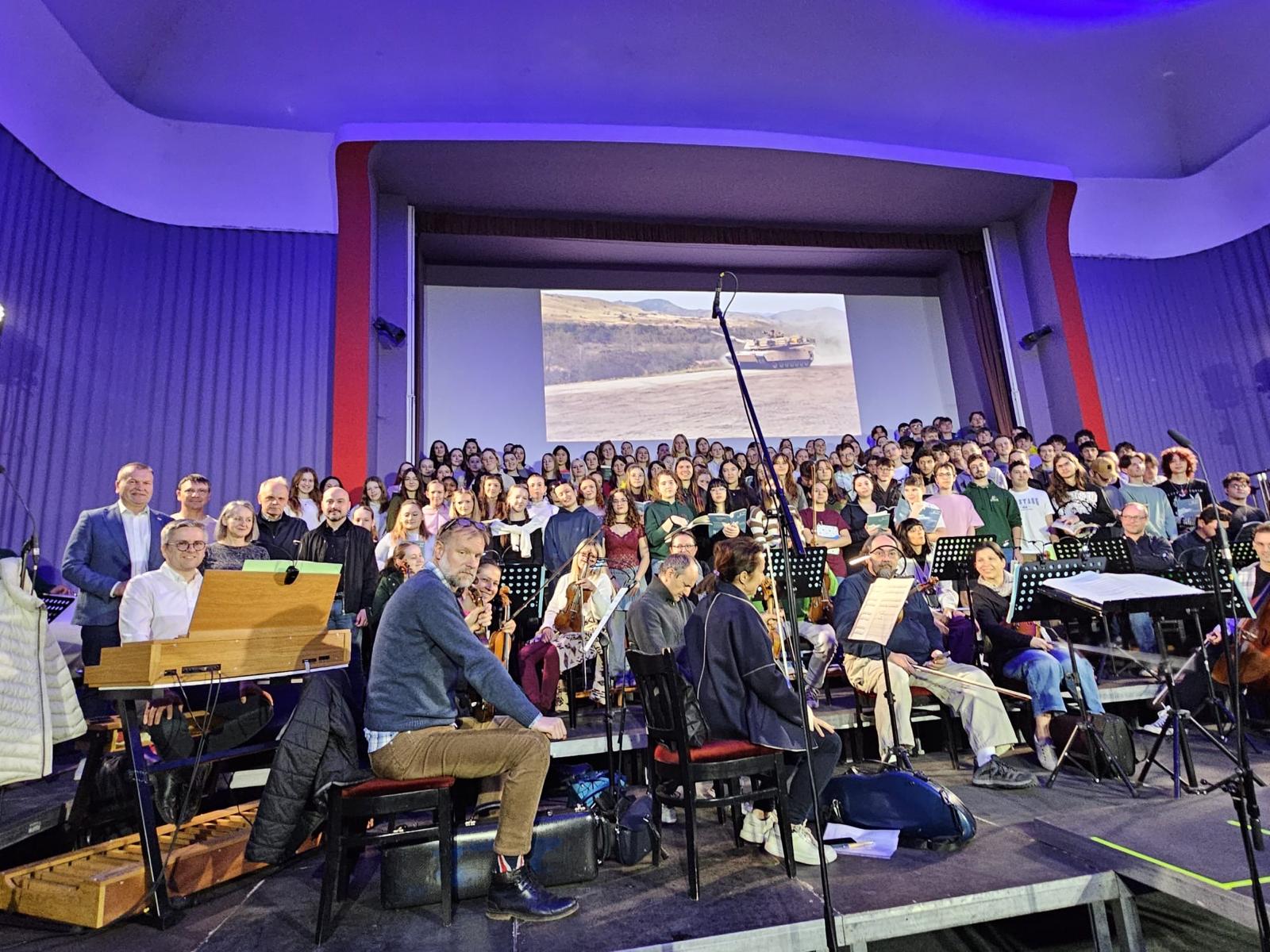 Mladi glazbenici pripremaju prvu hrvatsku izvedbu “The Armed Man”, na probi ih posjetio župan Stričak