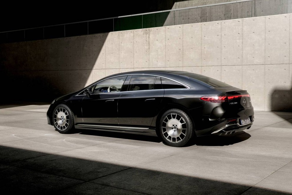 Predstavljen osvježeni Mercedes EQS: Veća baterija i doseg čak do 926 kilometara