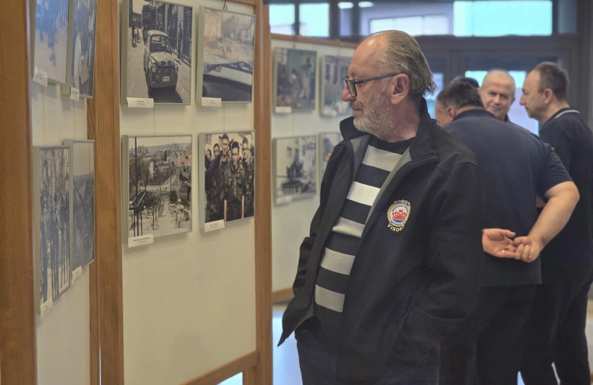 U Kulturnom centru “Ivan Rabuzin”: Otvorena izložba “Pakrac kroz ratni objektiv”