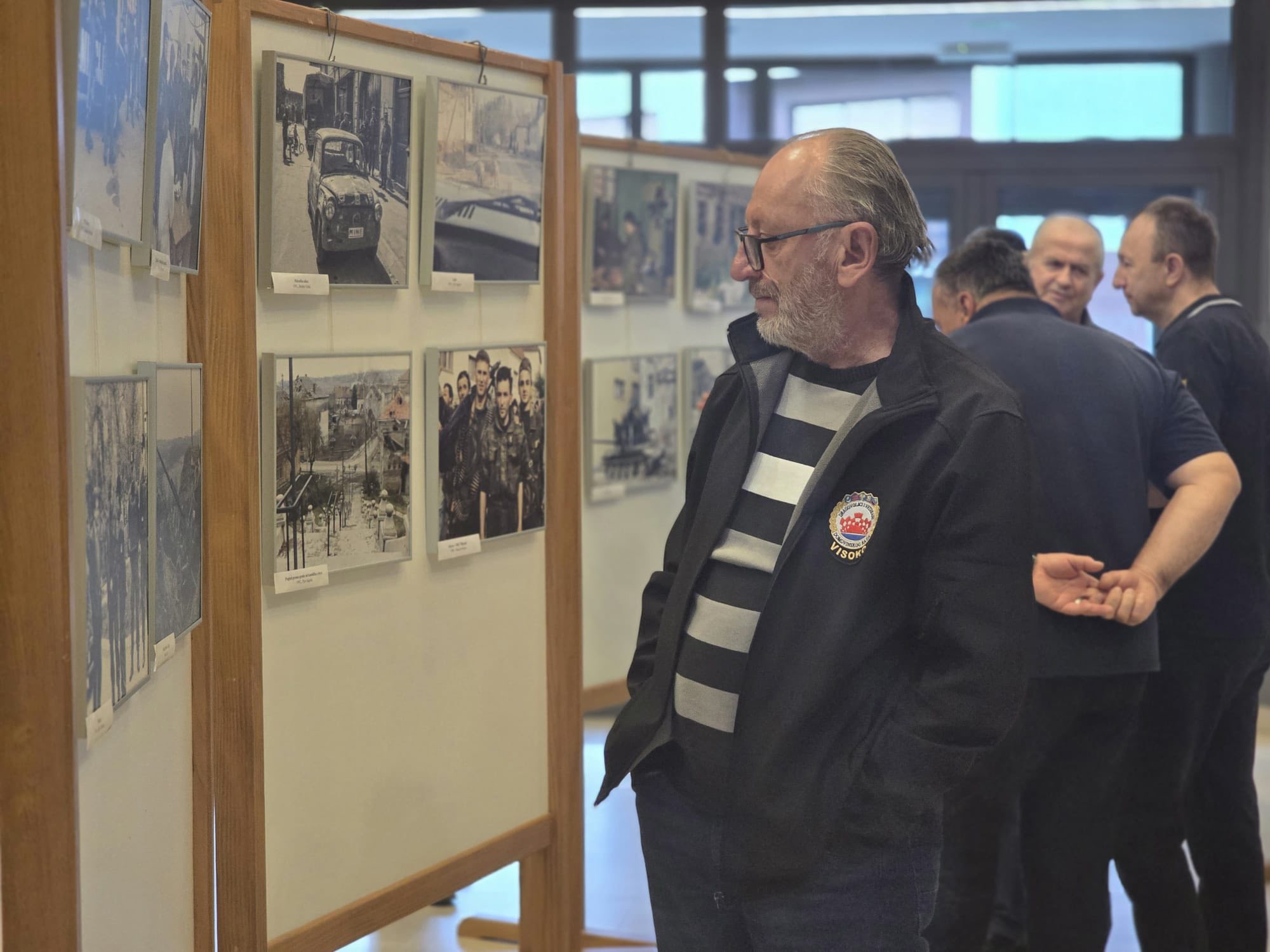 U Kulturnom centru “Ivan Rabuzin”: Otvorena izložba “Pakrac kroz ratni objektiv”