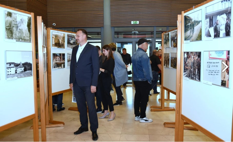 U Kulturnom centru “Ivan Rabuzin”: Otvorena izložba “Pakrac kroz ratni objektiv”