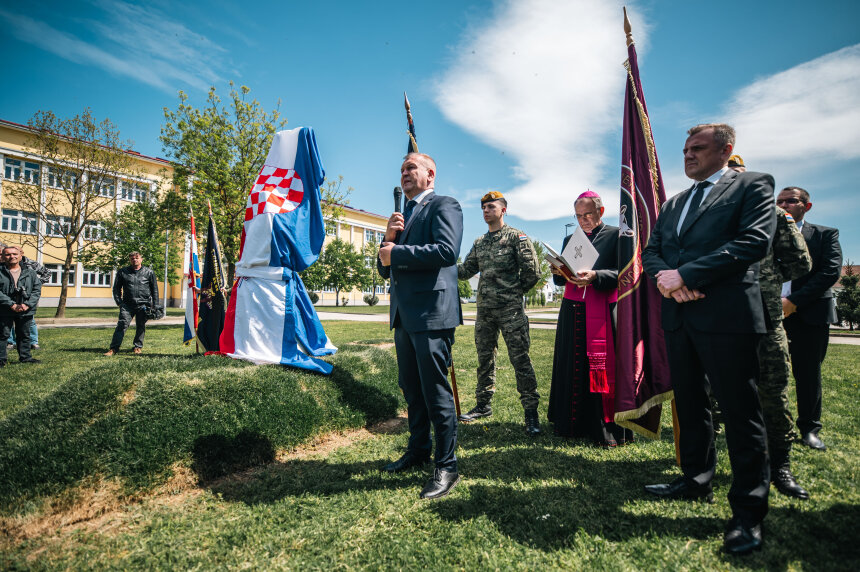 U krugu vojarne Puma u Varaždinu: Svečano otkrivanje spomen-obilježja „POBJEDA“