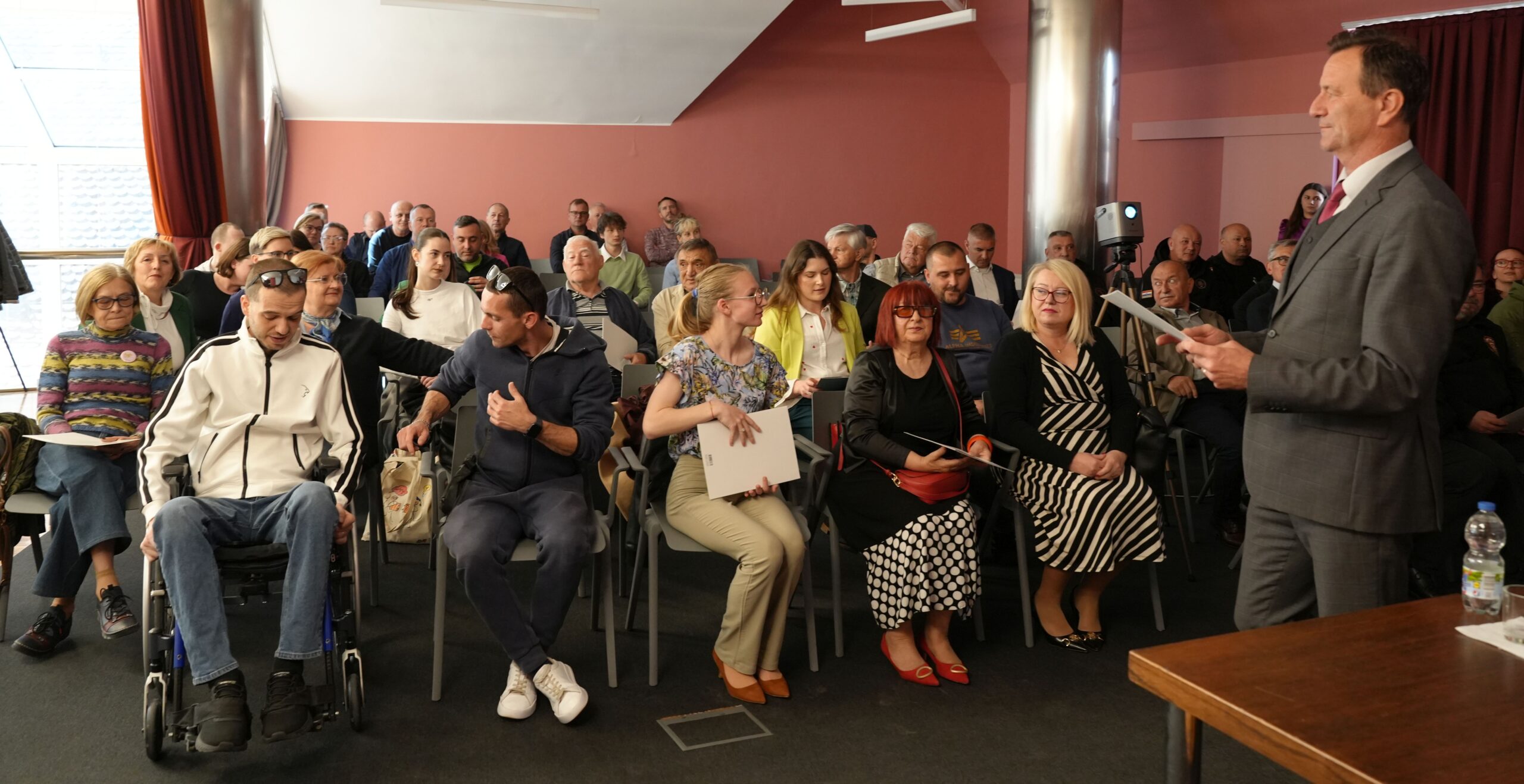 Gradonačelnik Bosilj uručio 80 ugovora: Varaždinske udruge dobile preko 255.000 eura