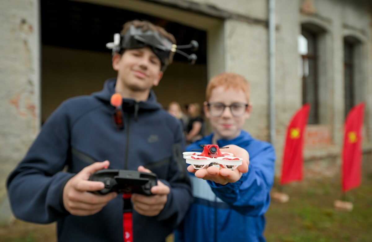 Dronfest ’26: Učenici sedam osnovnih škola Varaždinske županije pokazali vještine upravljanja dronom