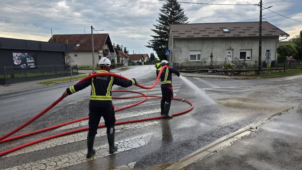 Gornji Kneginec zahvatilo nevrijeme praćeno tučom i jakom kišom. Ceste su poplavljene…